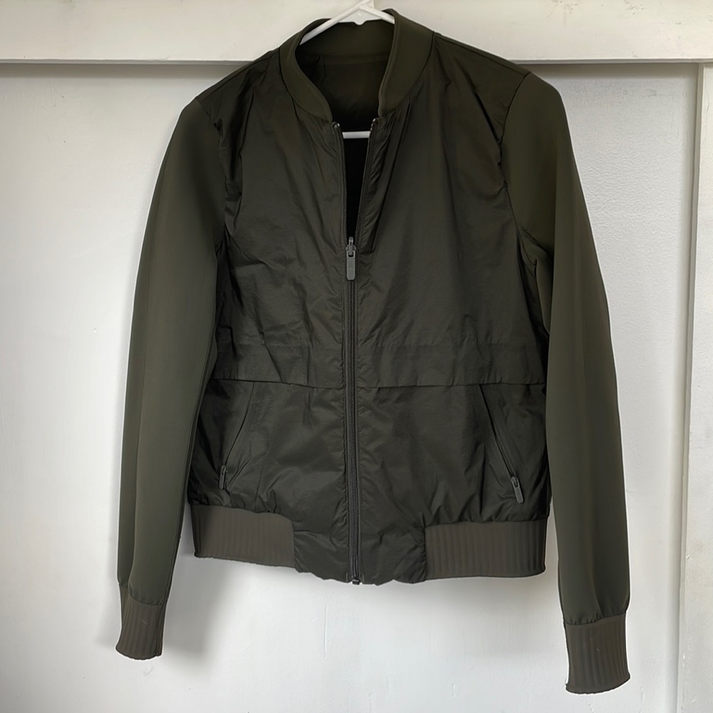 Lululemon REVERSIBLE Atheltic Jacket. Olive green size 6. Goose down fill.